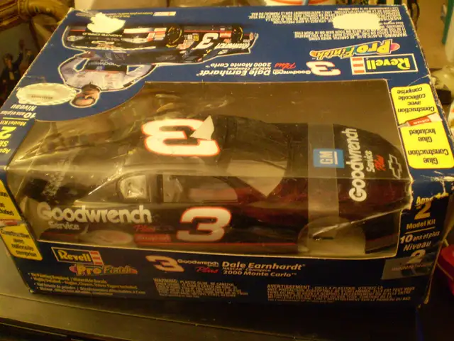REVELL NASCAR MODEL KIT DALE EARNHARDT-COMPLETE-$25
