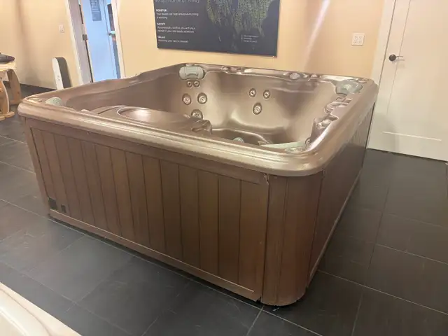 Refurbished 2007 Sundance Chelsee Hot Tub – $5,995