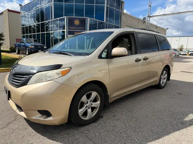 2013 Toyota Sienna LE - 7 Passenger