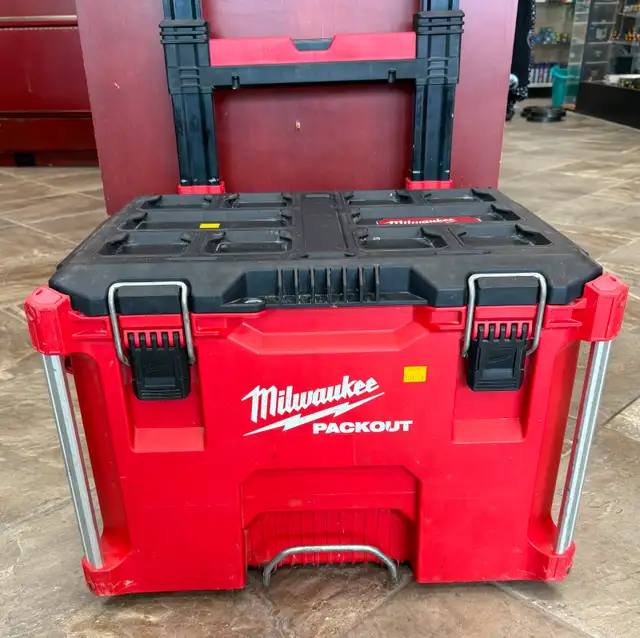 Milwaukee Packout Rolling Tool Box ( 48-22-8427 )