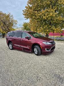 2017 Wheelchair Accessible Chrysler Pacifica - Photo 2