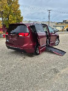 2017 Wheelchair Accessible Chrysler Pacifica - Photo 8