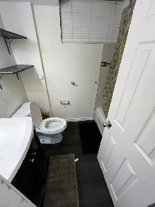 PRIVATE ROOM AVAILABLE IN TORONTO - Photo 5