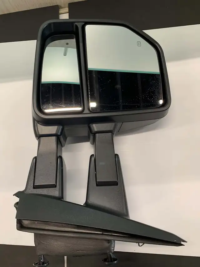 pair of power-adjusted, heated towing mirrors with LED turn sign