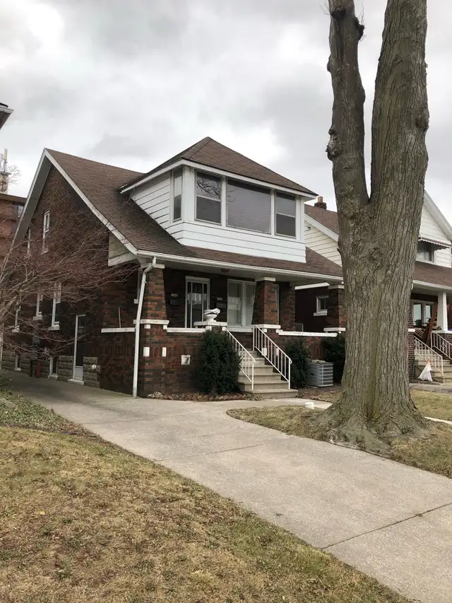 2 bedrooms 1 bathroom apartment upper unit