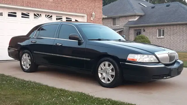 2006 LINCOLN TOWN CAR FOR SALE.