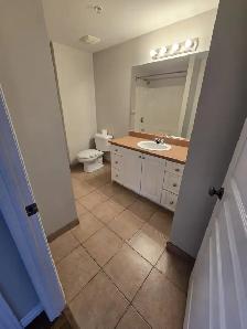 Modern 2BR   Den w/ In-Suite Laundry - Heat/Water/PK Inc - Photo 2