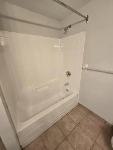 Modern 2BR   Den w/ In-Suite Laundry - Heat/Water/PK Inc - Photo 3