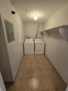 Modern 2BR   Den w/ In-Suite Laundry - Heat/Water/PK Inc - Photo 5