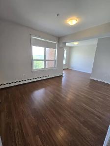 Modern 2BR   Den w/ In-Suite Laundry - Heat/Water/PK Inc - Photo 8