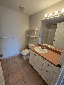 Modern 2BR   Den w/ In-Suite Laundry - Heat/Water/PK Inc - Photo 12