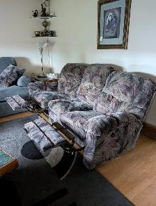 FREE LA-Z-BOY COUCH - Photo 2