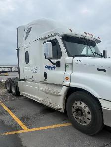 Semi truck - Photo 2