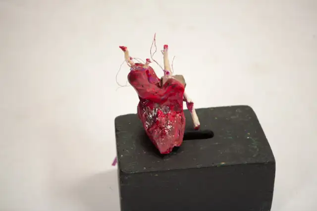 Cœur anatomique en bois sculpté, Je te donne mon cœur