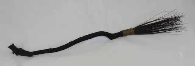 Balai de sorcière fait à la main, Le Balai
