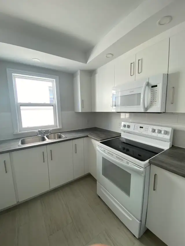 ONE BEDROOM APARTMENT AVAILABLE AT 53 MELROSE AVENUE