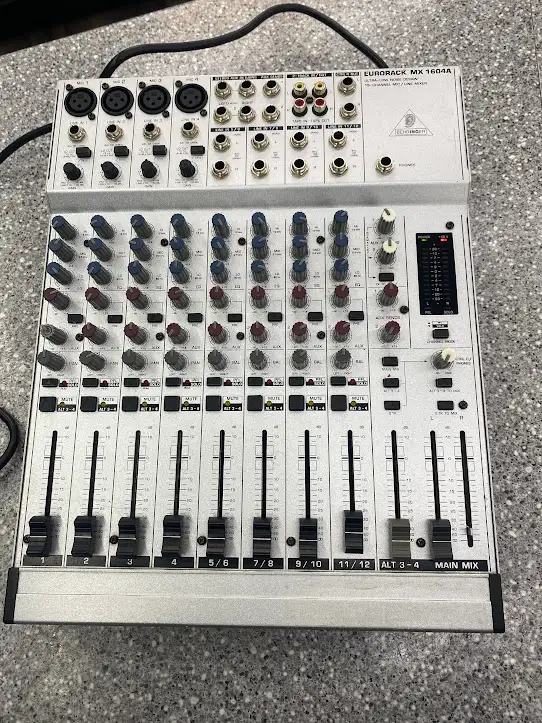 The Behringer Eurorack MX1604A