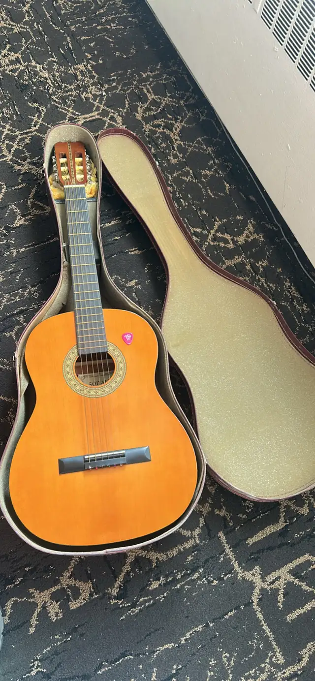 Guitarra clásica vintage Sonata (con estuche rígido)