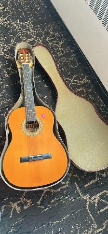Guitarra clásica vintage Sonata (con estuche rígido)