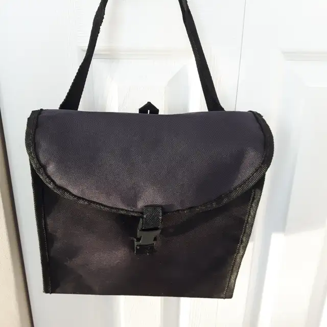 BEAU SAC À MAIN NOIR BRILLANT 11'HAUTx10'LARGEx4'ÉPAIS: $10.00