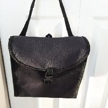 BEAU SAC À MAIN NOIR BRILLANT 11'HAUTx10'LARGEx4'ÉPAIS: $10.00