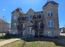 Superbe condo 4 ½ à Saint-Eustache – Décor impeccable (950 pi²)