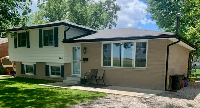 MOTIVATED SELLER! – RENOVATED 3 1 BEDROOM HOME IN AMHERSTBURG!