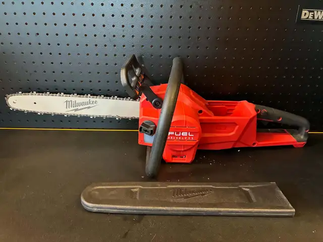 Milwaukee M18 FUEL 16' Chainsaw