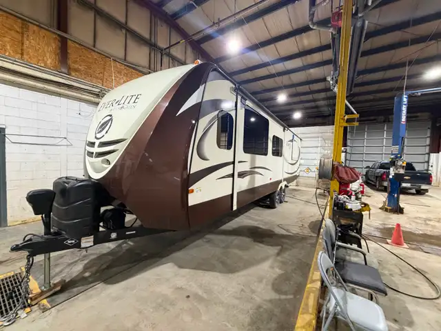 2015 35’ Everlite trailer- loaded 3 tipouts luxury