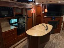 2015 35’ Everlite trailer- loaded 3 tipouts luxury - Photo 6