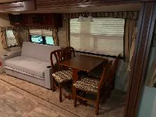 2015 35’ Everlite trailer- loaded 3 tipouts luxury - Photo 9