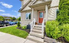 Bright & Carpet-Free End-Unit Freehold Townhome! - Photo 2