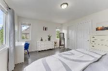 Bright & Carpet-Free End-Unit Freehold Townhome! - Photo 9