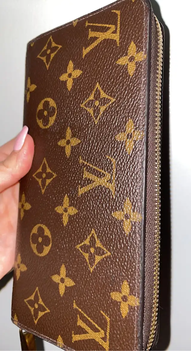 Louis Vuitton Zippy Wallet with fuchsia interior