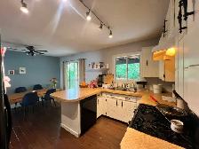 3 Bed Den UPPER suite in House with HUGE yard - Photo 2