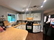 3 Bed Den UPPER suite in House with HUGE yard - Photo 3