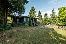 3 Bed Den UPPER suite in House with HUGE yard - Photo 5