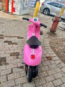 Brand New Pink Electric Scooter $250 - Photo 3