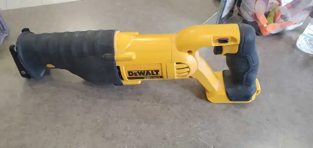 DEWALT DCS380 Reciprocating Saw