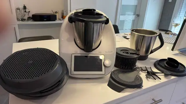 Thermomix TM6  avec 2 bols à vendre- excellent état