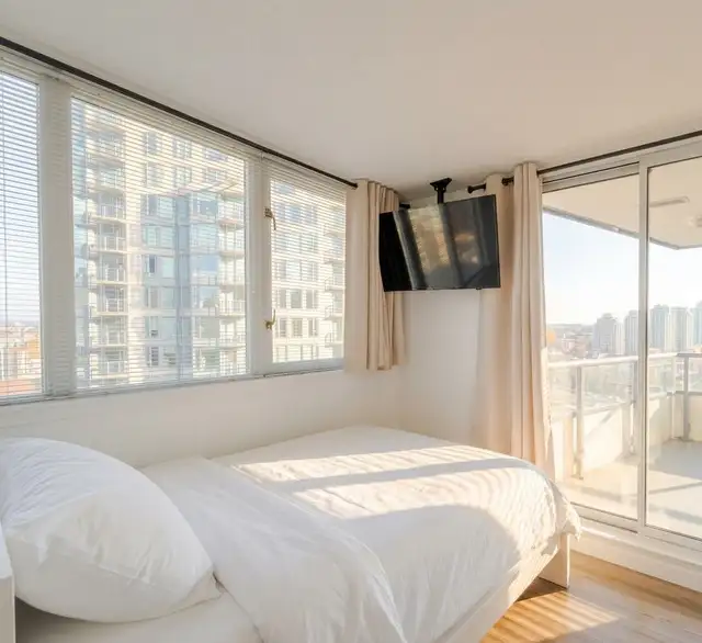 Furnished Ensuite Room, Free Perks, Walk to School: 63 Keefer Pl