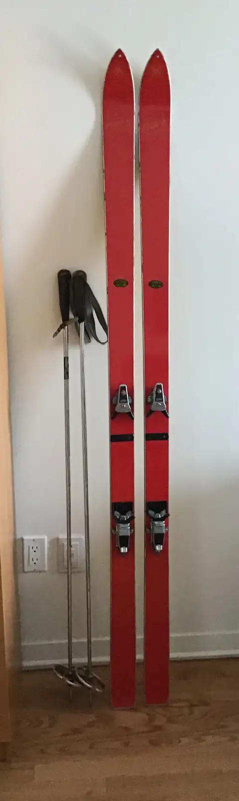 SKIS  ALPINS  MÉTALLIQUE  172 cms