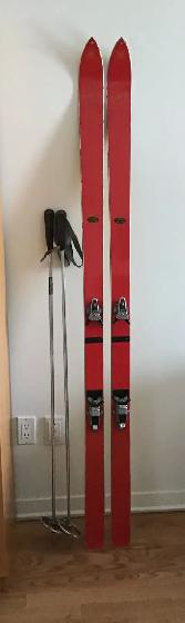 SKIS  ALPINS  MÉTALLIQUE  172 cms