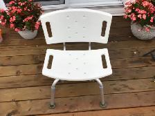 Chaise de douche en plastique et aluminium pour le bain