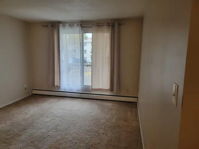 1 Large Bdr apartment  balcony& den $1090 Dec 01
