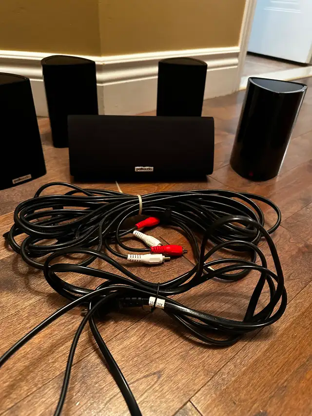 Ensemble 5 hauts parleurs et 1 subwoofer neuf 150$ négociable.