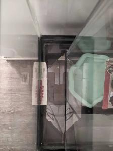 2 Glass Reptile Tanks, 1 Stand, in Good Condition w/ Accessories - Photo 9
