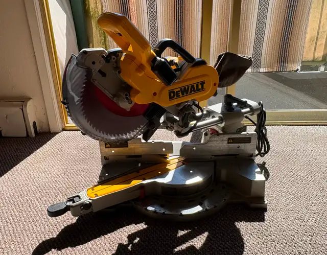 DeWalt DW717  10' Dual Bevel Sliding Miter Saw