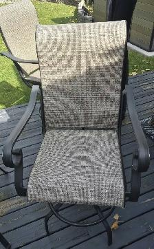 4 SWIVEL PATIO BAR CHAIRS WITH FOOTRESTS   FREE TABLE – $225 OBO - Photo 4