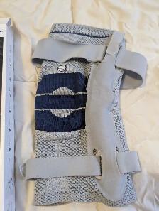 BAUERFEIND RIGHT KNEE BRACE - Photo 2
